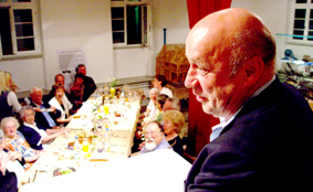 Literatur-Redakteur Heiner Boehncke begleitet die Teilnehmer der ersten hr2-Literaturreise durch den Süden Hessens und erklärt die Sehenswürdigkeiten während der dreitägigen Reise, hier das historische Rathaus von Reichelsheim/Odenwald Literatur-Redakteur Heiner Boehncke begleitet die Teilnehmer der ersten hr2-Literaturreise durch den Süden Hessens und erklärt die Sehenswürdigkeiten während der dreitägigen Reise, hier das historische Rathaus von Reichelsheim/Odenwald