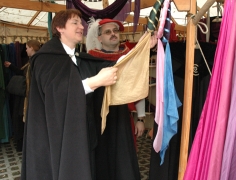 Pröpstin Karin Held beim Aussuchen eines Gewands Pröpstin Karin Held beim Aussuchen eines Gewands