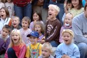 Staunende Kinder bei der Vorführung des Alchimisten Staunende Kinder bei der Vorführung des Alchimisten