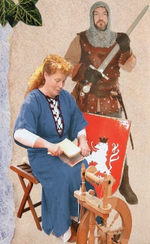 Rolf Tilly in Ritterrüstung und Sylvia am Spinnrad Rolf Tilly in Ritterrüstung und Sylvia am Spinnrad