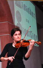 Vorgeschmack auf das diesj�hrige Programm von Helen Mannert, Mitglied der Musikgruppe "Dhalias Lane", fr�her Mitglied bei "Paddy goes to Holyhead"