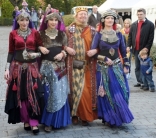 Die Tänzerinnen der Gruppe "Rabentöchter" mit dem "Marktleiter" Holger Funke Die Tänzerinnen der Gruppe "Rabentöchter" mit dem "Marktleiter" Holger Funke