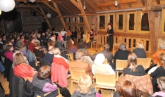 Literaturvortrag vor vollem Haus: Wildweibchenpreistrgerin 2009 Hannelore Marzi mit Harfenspielerin Katja Htte von den "Rabentchtern"