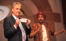 Sowohl die Banknote als auch Rainer (Eckert) wirken etwas zerknittert. Sowohl die Banknote als auch Rainer (Eckert) wirken etwas zerknittert.