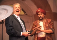 Noch lacht er ... Noch lacht er ...