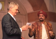 Das sieht man gern, Rainer Eckert (links), Vorstand der Volksbank Odenwald, trennt sich von einer Banknote, um dem Magier Shri Magada zu einem Zaubertrick zu verhelfen