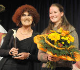 Preistr�gerin Hannelore Marzi und die Erschafferin der �berreichten Troph�e, die 22j�hrige Sch�lerin Christine Henke von der Berufsfachschule Holz-Elfenbein in Michelstadt (v.l.)